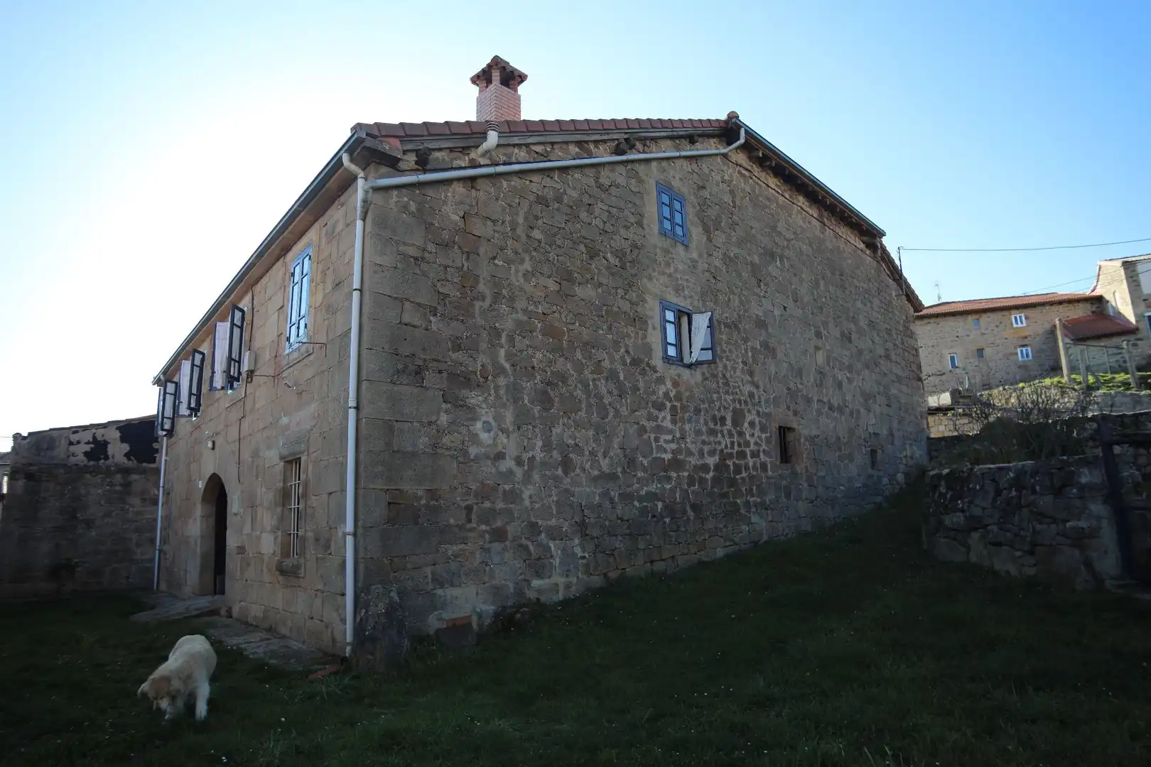 Außenansicht von Country house zum Verkauf in Valdeprado del Río mit Privatgarten