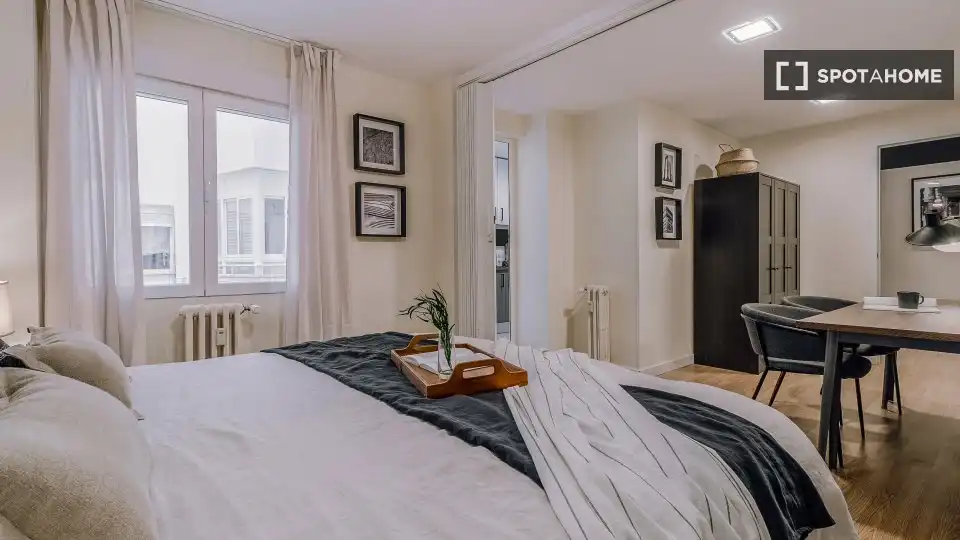 Bedroom of Flat for rent in Madrid  with Air Conditioner, Heating and Furnished