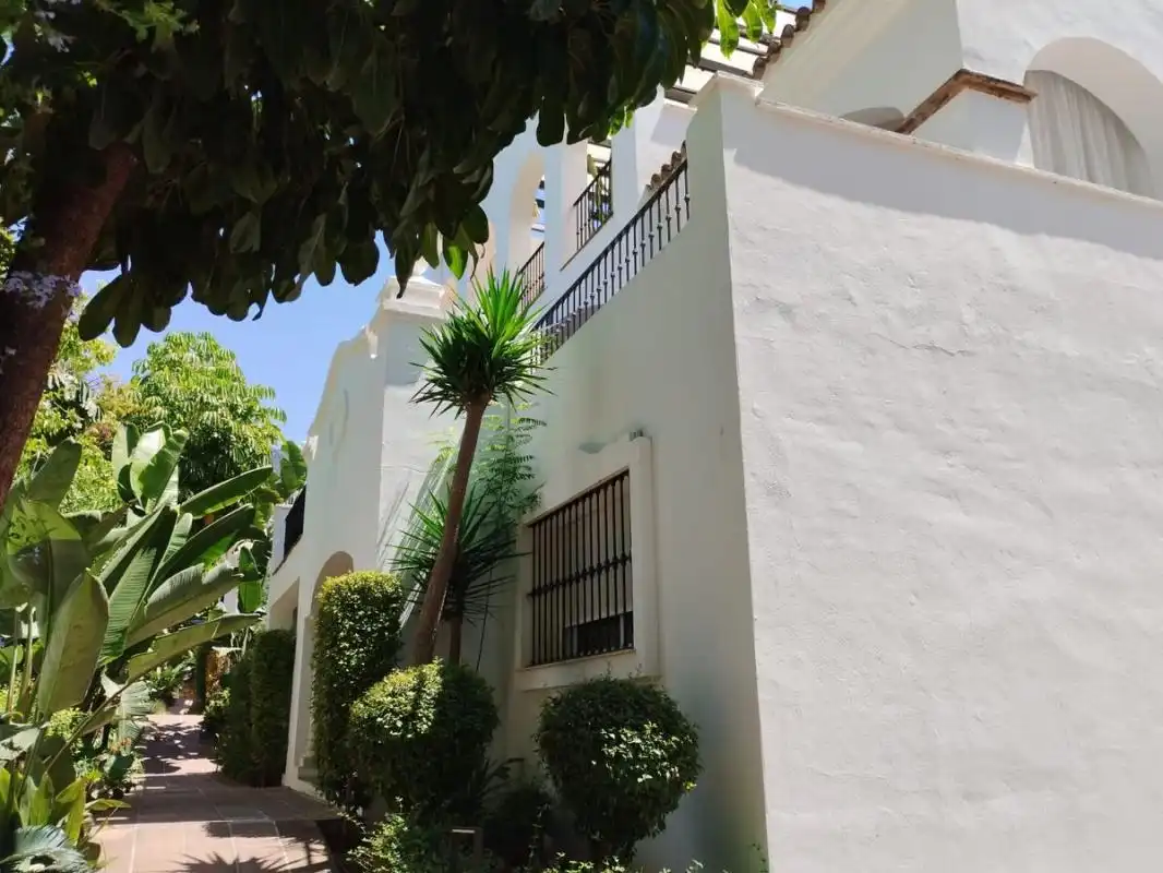 Vista exterior de Planta baixa en venda en Marbella amb Aire condicionat, Calefacció i Jardí privat