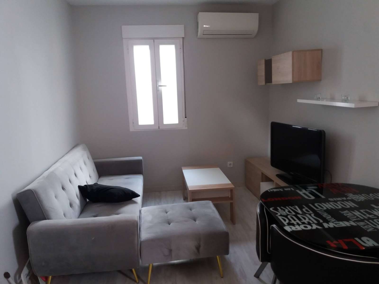 Living room of Study to share in  Madrid Capital  with Air Conditioner and Terrace