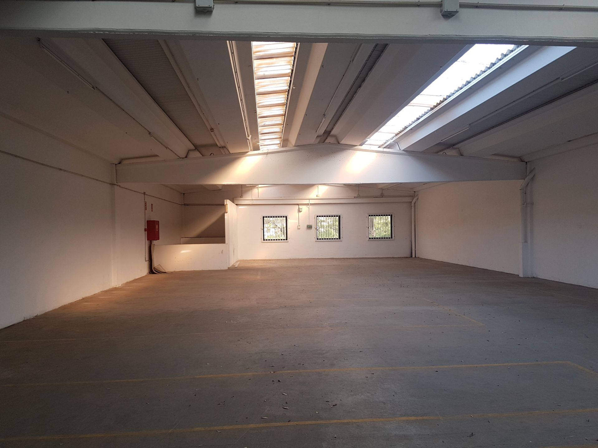 Nau industrial de lloguer en Badalona amb Calefacció i Alarma