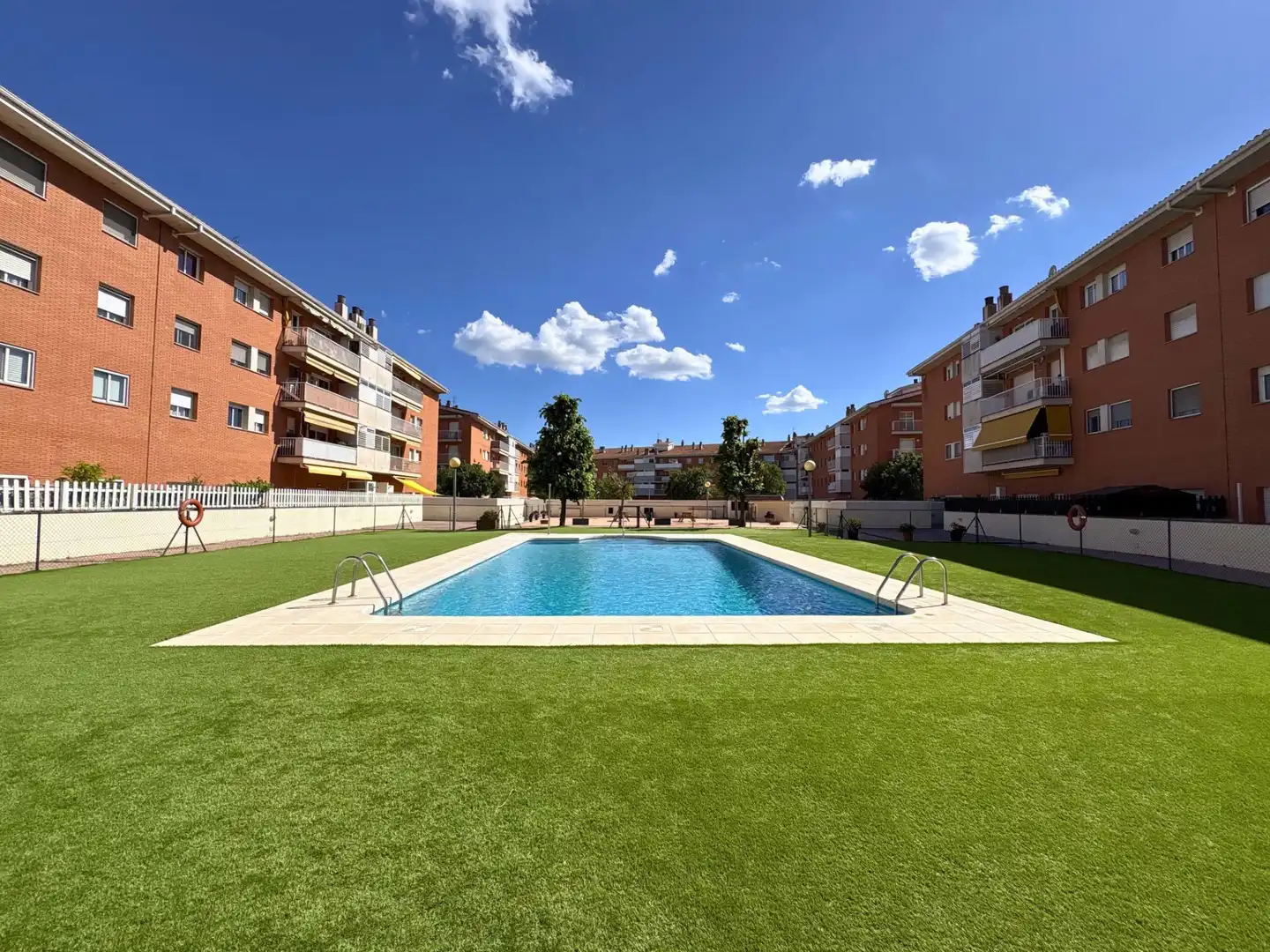 Piscina de Piso en venta en Canovelles con Aire acondicionado, Calefacción y Balcón