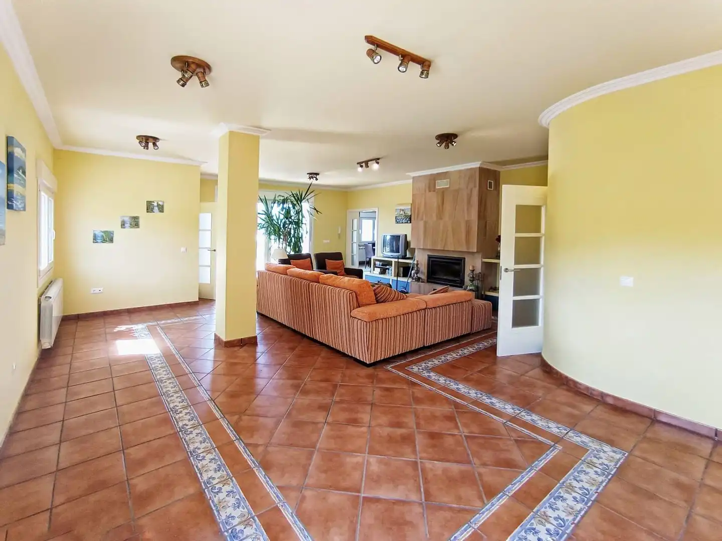 Sala d'estar de Casa o xalet en venda en Pontevedra Capital  amb Jardí privat, Terrassa i Traster