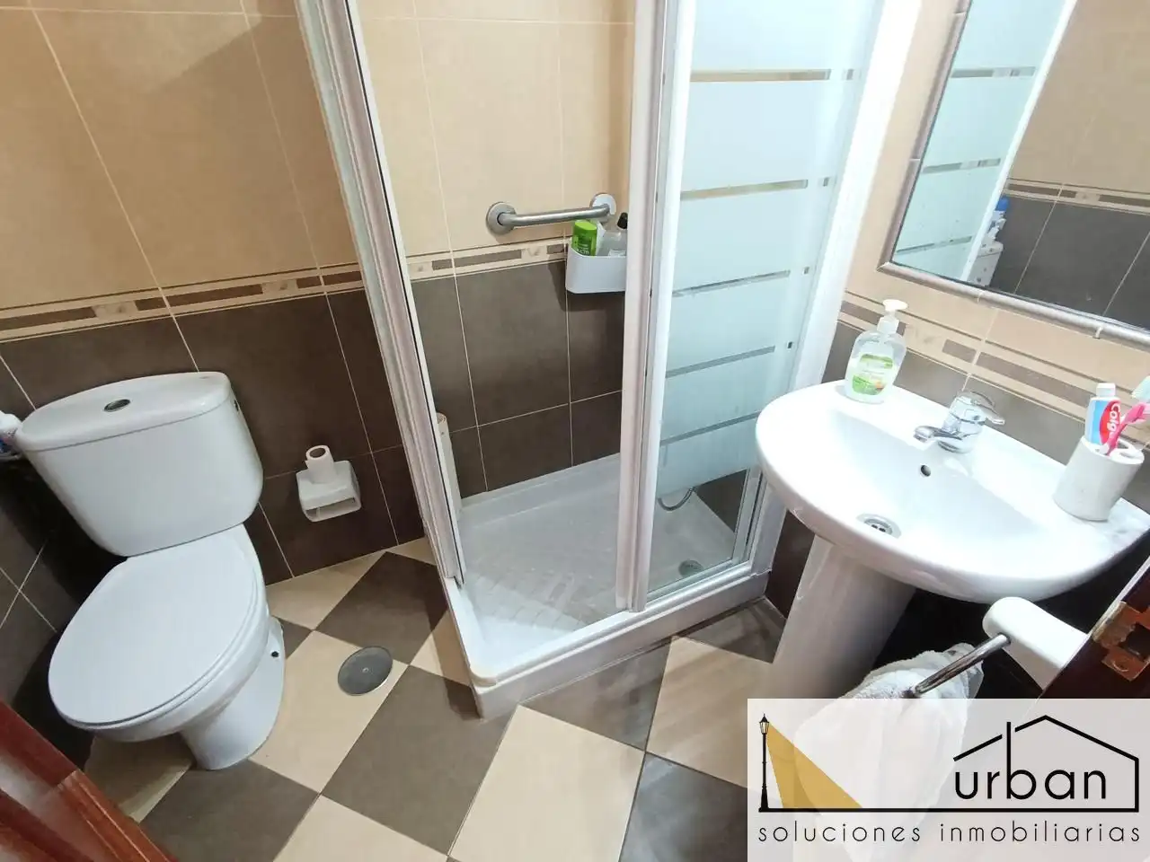 Badezimmer von Einfamilien-Reihenhaus zum Verkauf in Chipiona mit Klimaanlage, Abstellraum und Möbliert