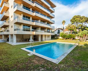 Piscina de Pis en venda en Caldes d'Estrac amb Aire condicionat, Calefacció i Terrassa