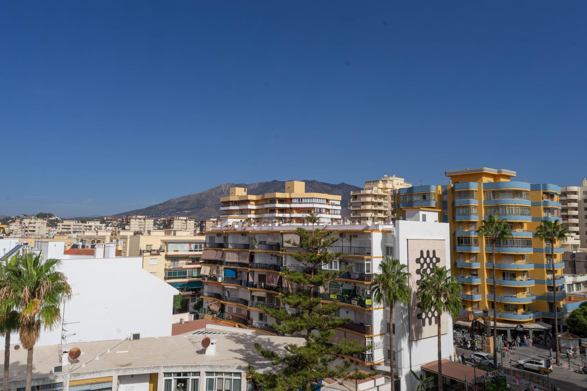 Vista exterior de Àtic de lloguer en Fuengirola amb Aire condicionat, Calefacció i Terrassa