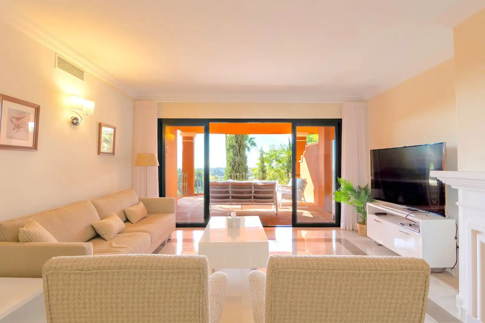 Sala de estar de Apartamento en venta en Benahavís con Terraza, Amueblado y Piscina comunitaria