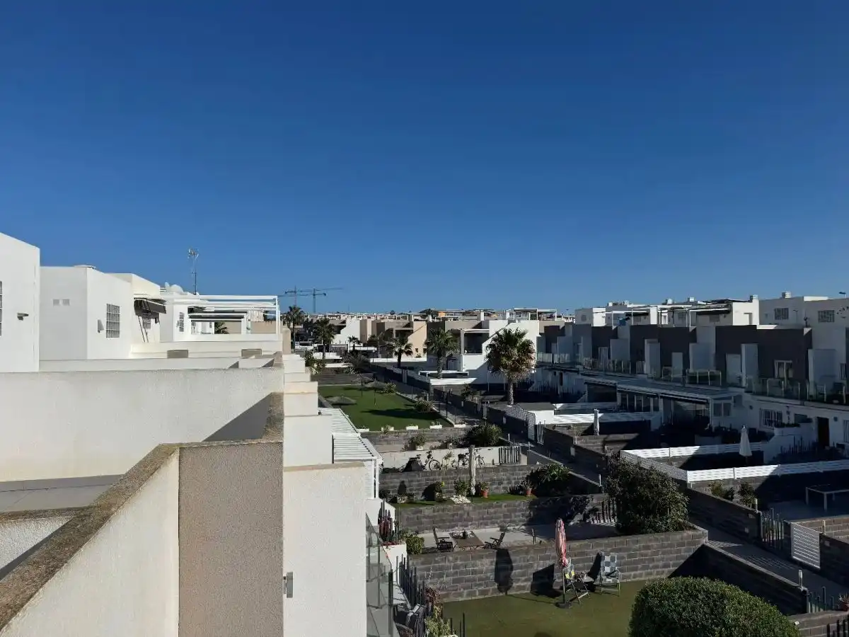 Vista exterior de Casa adosada en venta en Torrevieja con Aire acondicionado, Jardín privado y Amueblado