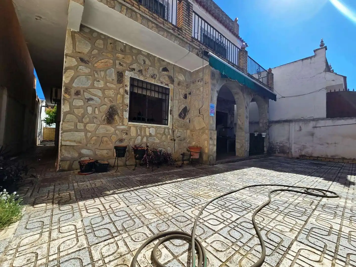 Vista exterior de Casa o chalet en venta en Valencina de la Concepción con Terraza, Trastero y Piscina