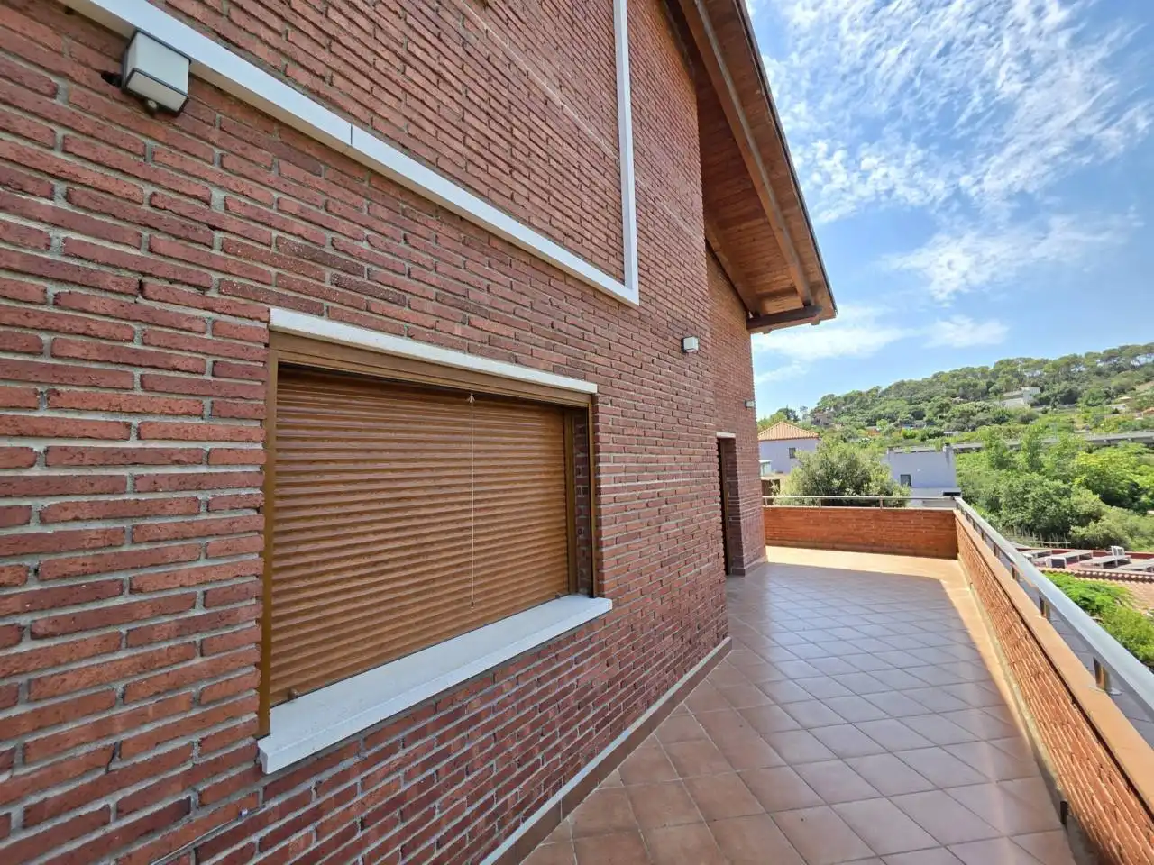 Vista exterior de Casa o xalet en venda en Montcada i Reixac amb Aire condicionat, Calefacció i Jardí privat