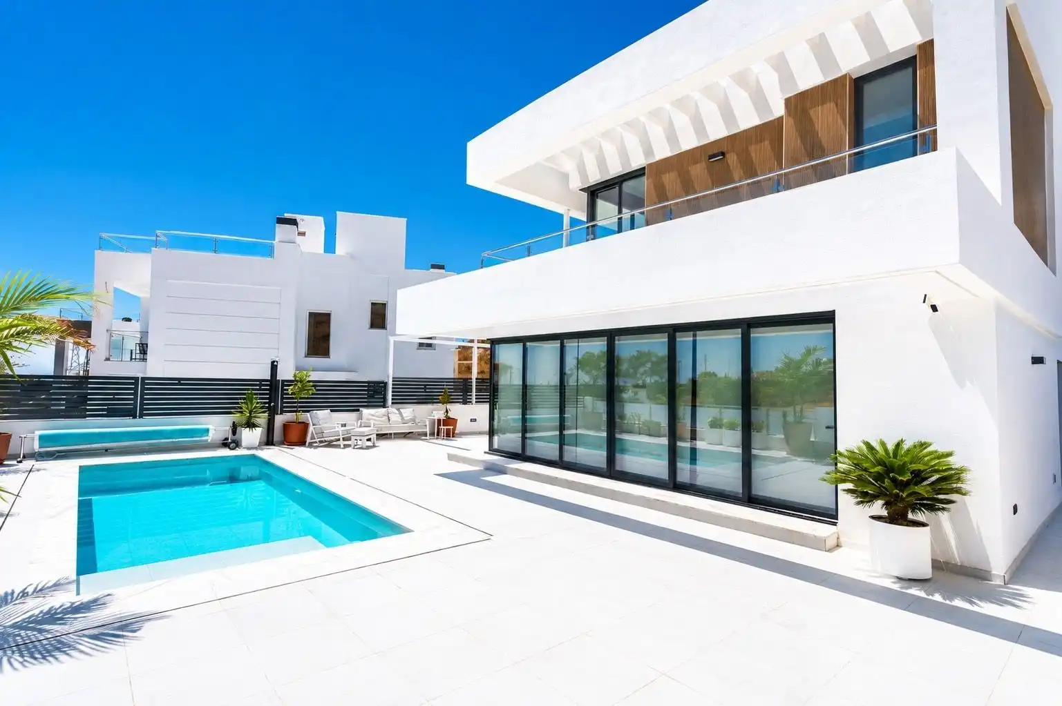 Vista exterior de Casa o xalet en venda en Nerja amb Aire condicionat, Calefacció i Jardí privat
