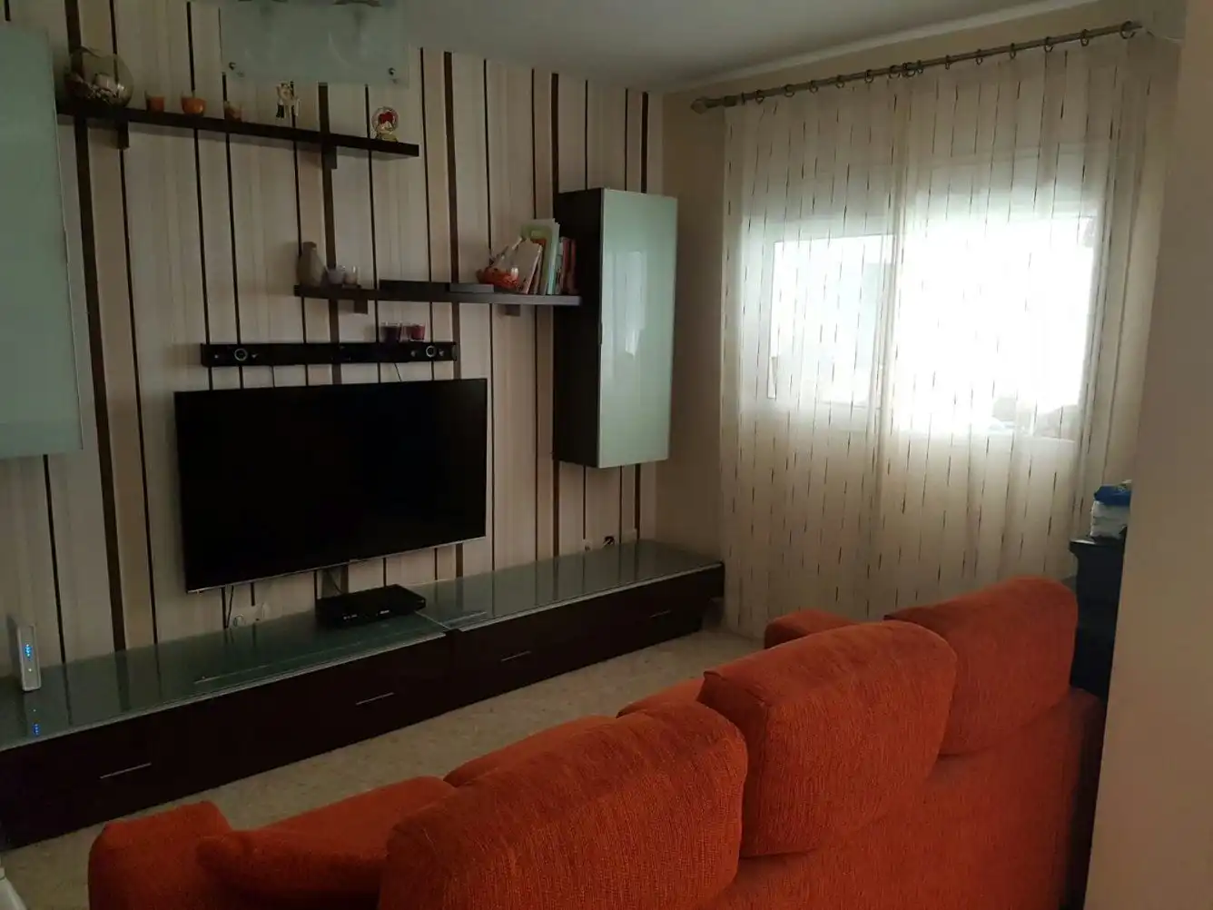 Sala d'estar de Casa adosada en venda en Algeciras amb Jardí privat, Traster i Moblat