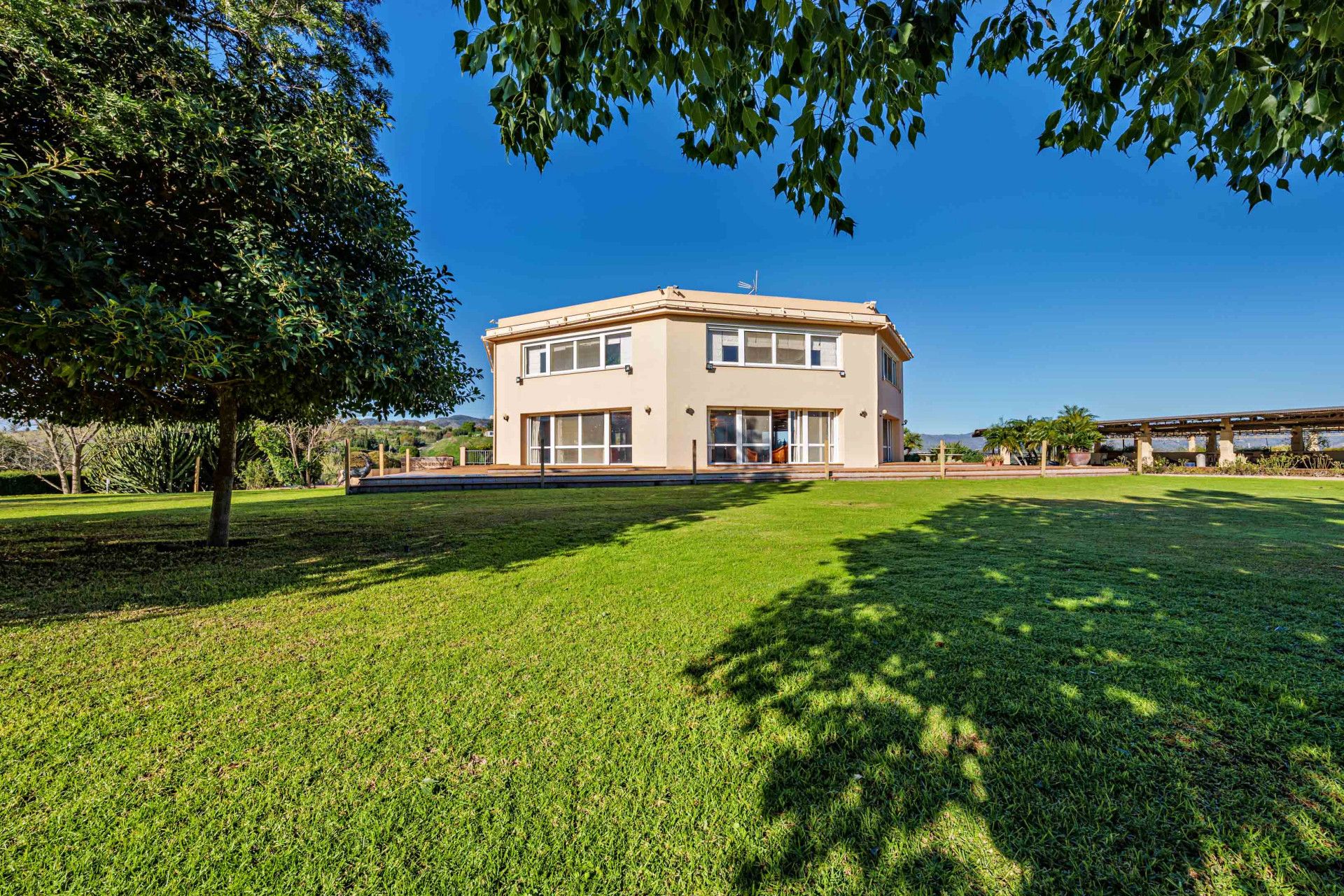 Vista exterior de Finca rústica en venda en Alhaurín de la Torre amb Jardí privat, Terrassa i Traster