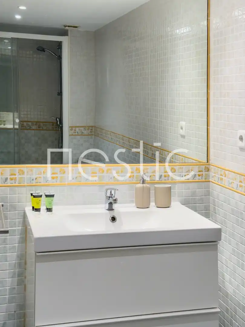 Bany de Apartament de lloguer en Madrid amb Aire condicionat, Calefacció i Moblat