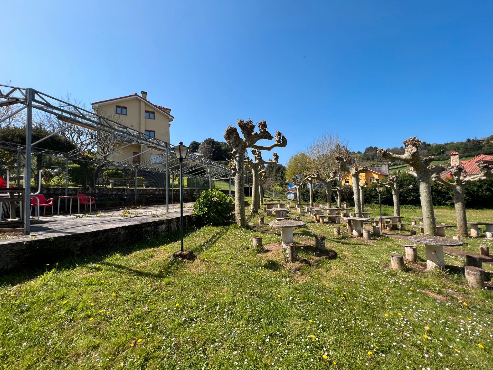 Jardí de Casa adosada en venda en Avilés amb Jardí privat, Terrassa i Traster