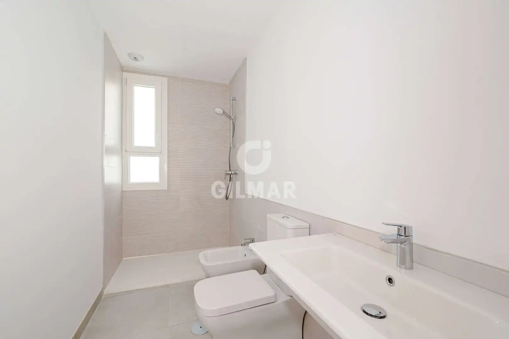 Baño de Ático en venta en Sevilla con Calefacción, Jardín privado y Piscina