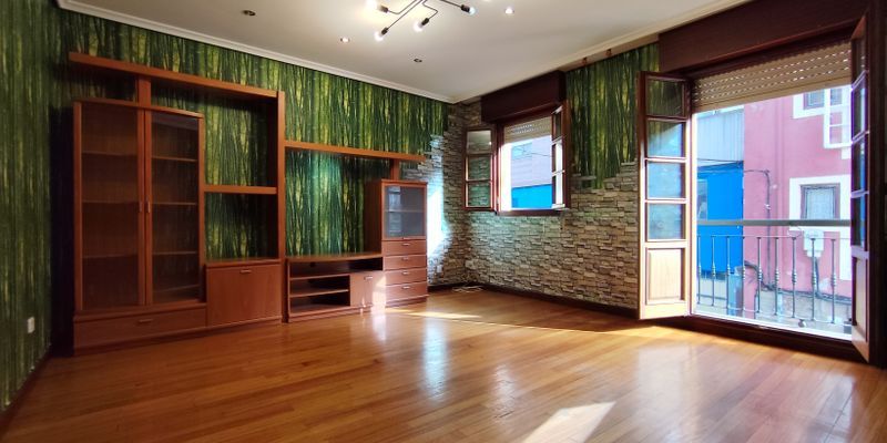 Sala d'estar de Pis en venda en Torrelavega  amb Jardí privat, Terrassa i Balcó