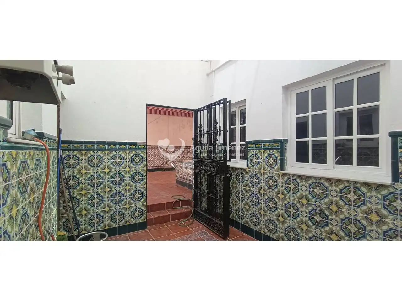 Vista exterior de Casa adosada en venta en Alcalá de Guadaira con Calefacción, Terraza y Piscina