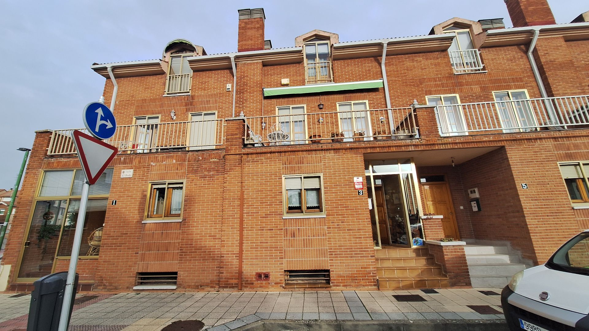 Vista exterior de Casa o chalet en venta en Burgos Capital con Terraza y Amueblado