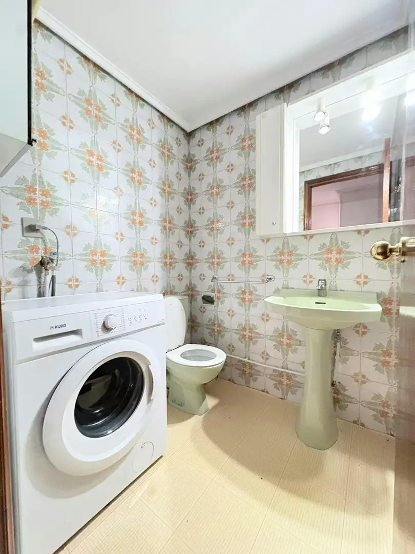 Bathroom of Flat for share in Madrid  with Heating, Furnished and Washing machine