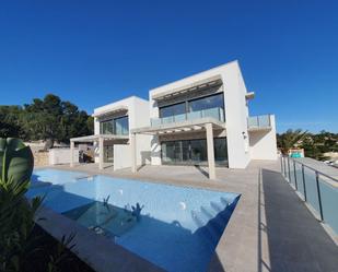 Vista exterior de Casa adosada en venda en Moraira amb Aire condicionat, Terrassa i Piscina