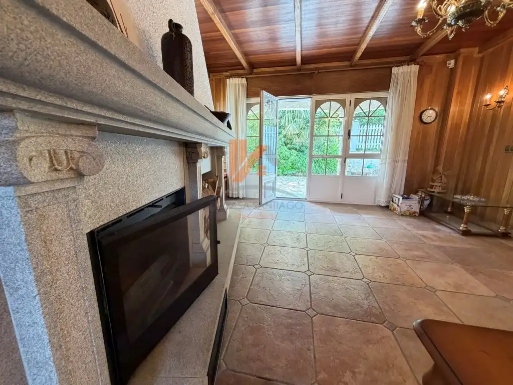 Sala d'estar de Casa o xalet en venda en Santiago de Compostela  amb Jardí privat, Moblat i Forn