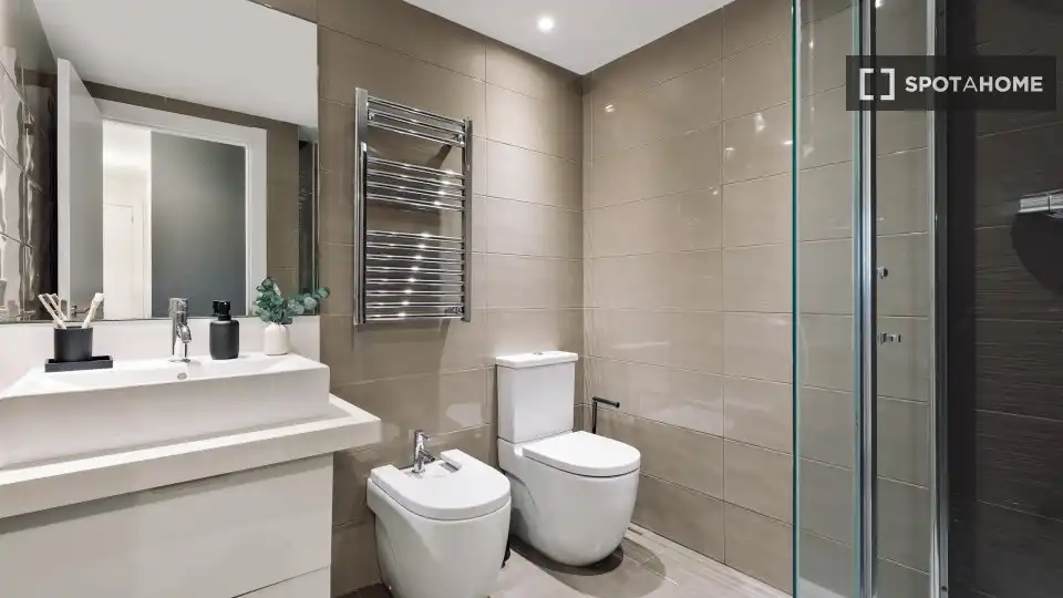 Bathroom of Flat for rent in Barcelona  with Air Conditioner, Heating and Furnished
