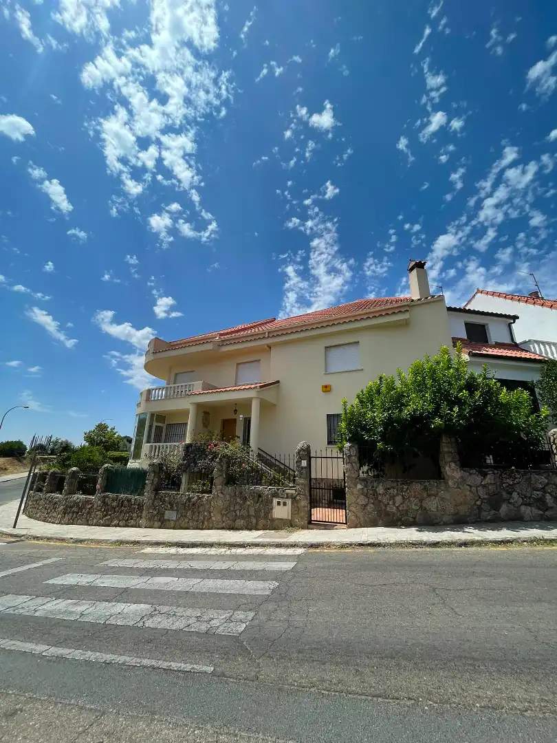 Vista exterior de Casa o xalet en venda en Plasencia amb Aire condicionat, Calefacció i Jardí privat