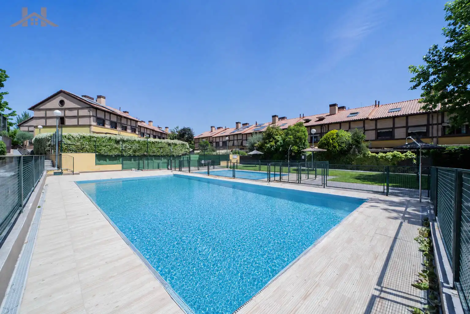 Schwimmbecken von Einfamilien-Reihenhaus zum Verkauf in Boadilla del Monte mit Heizung, Privatgarten und Abstellraum