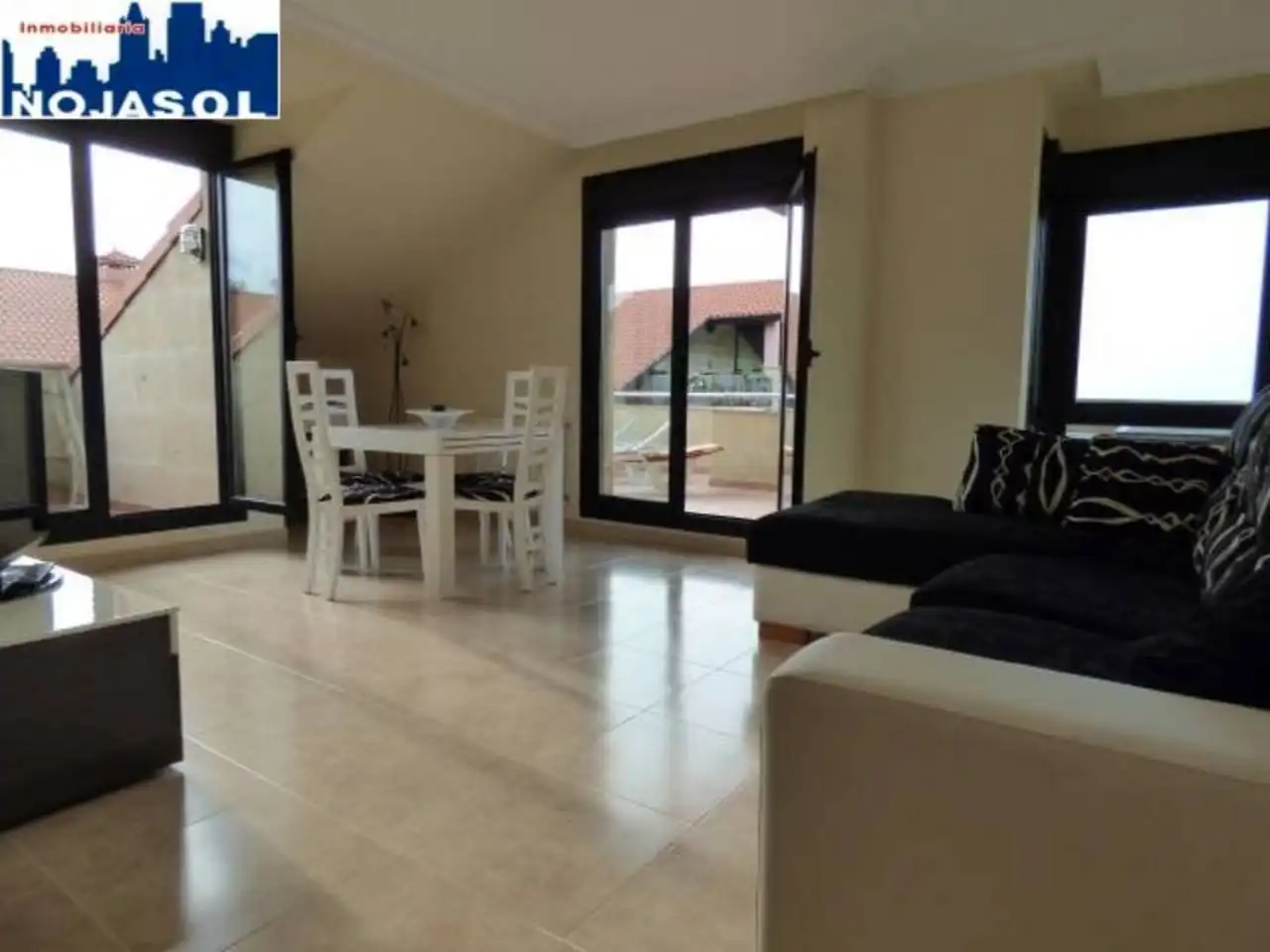 Sala d'estar de Àtic de lloguer en Noja amb Calefacció, Terrassa i Moblat