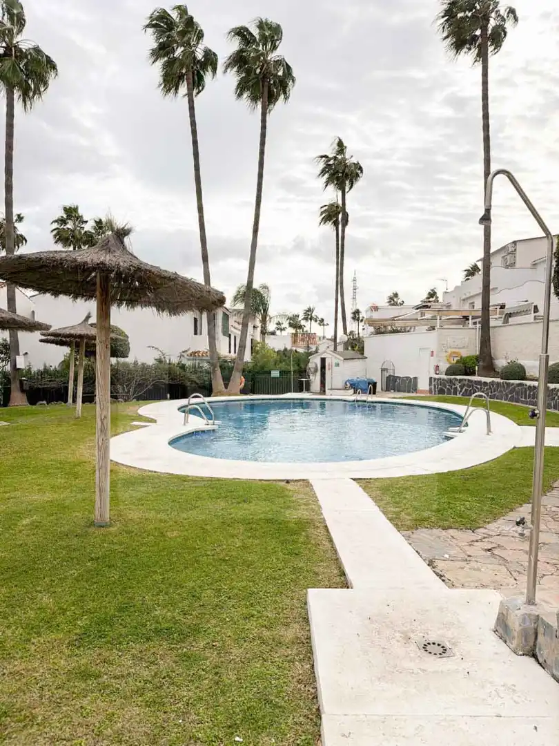 Jardí de Casa adosada en venda en Estepona amb Terrassa i Piscina comunitària