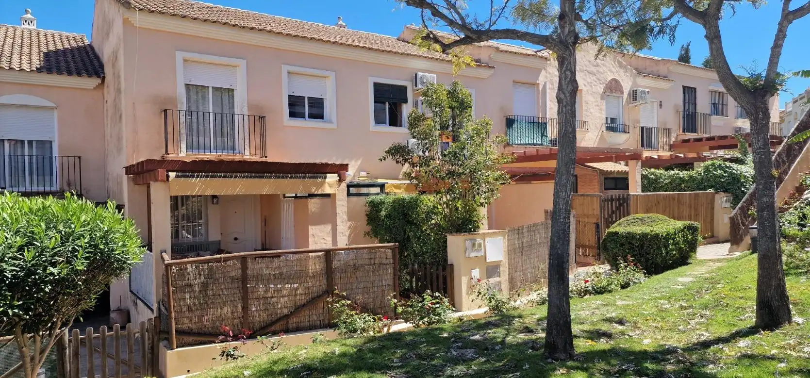 Vista exterior de Casa adosada en venda en Islantilla amb Piscina comunitària