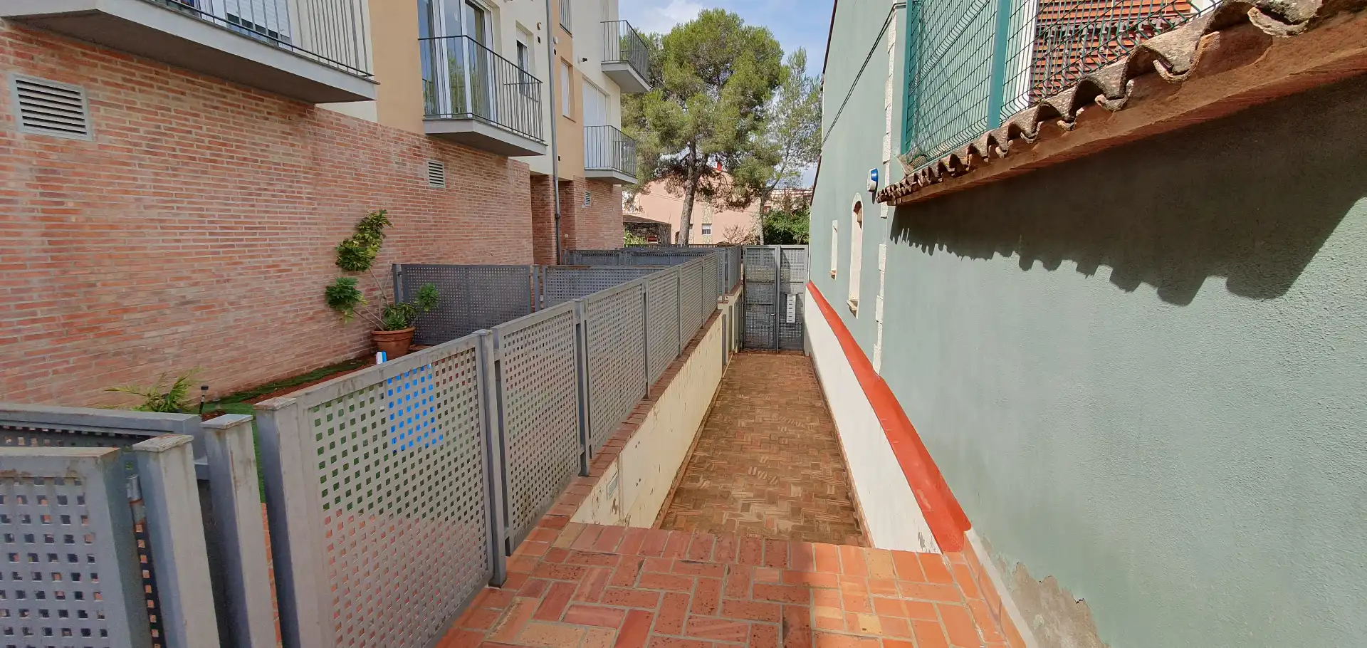 Vista exterior de Casa adosada en venda en Castelló de Rugat amb Balcó i Piscina comunitària