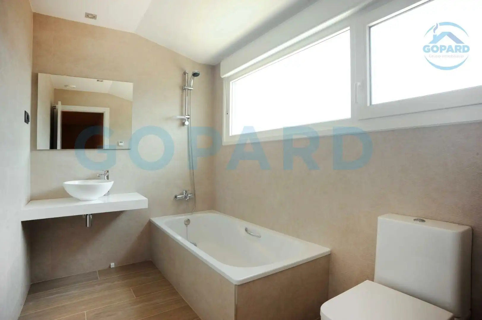 Baño de Casa adosada de alquiler en Boadilla del Monte con Aire acondicionado, Calefacción y Jardín privado