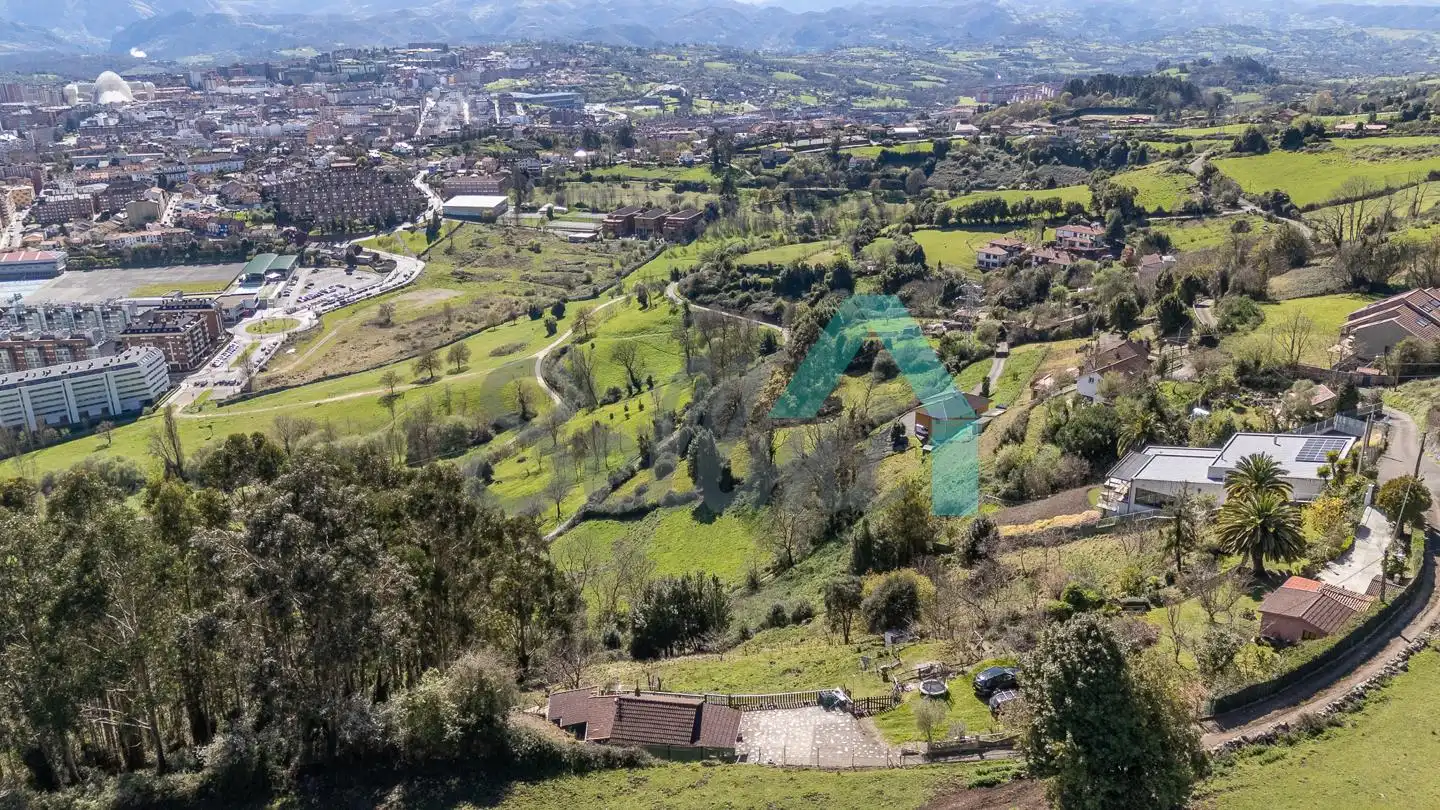 Vista exterior de Casa o xalet en venda en Oviedo  amb Jardí privat, Terrassa i Traster