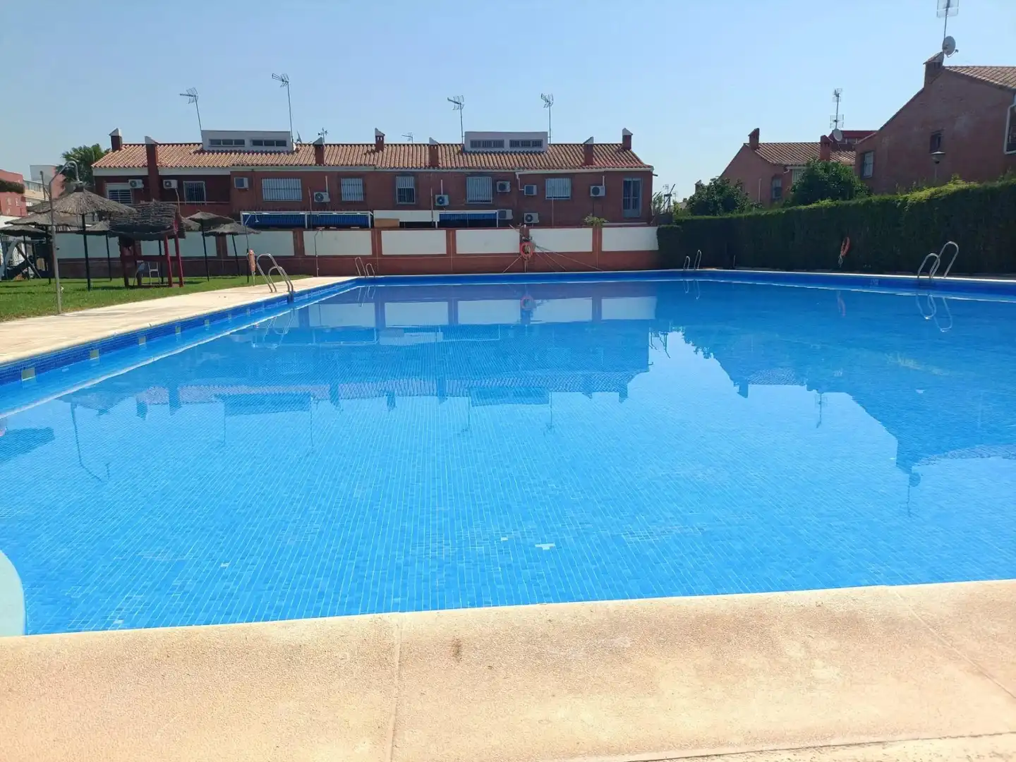 Piscina de Casa adosada en venda en Sevilla amb Aire condicionat, Terrassa i Piscina comunitària