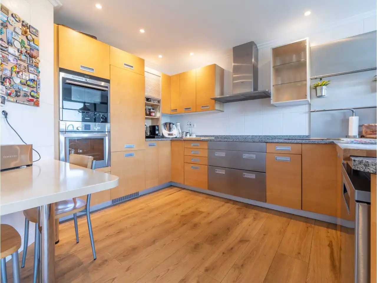 Cuina de Casa o xalet en venda en Donostia - San Sebastián  amb Aire condicionat, Calefacció i Jardí privat