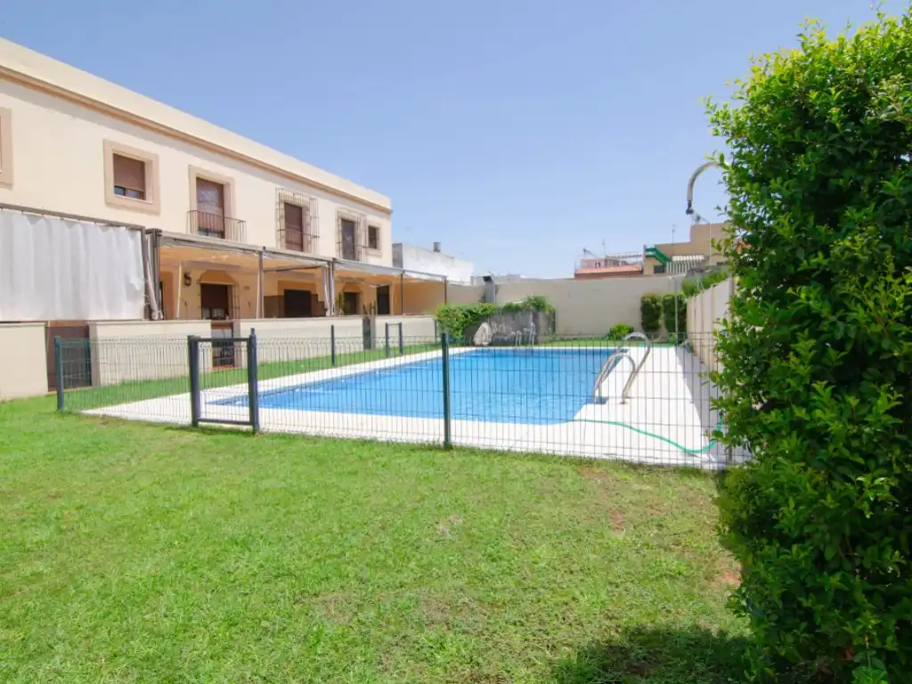 Piscina de Casa o xalet en venda en La Rinconada