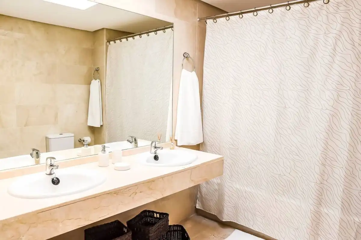 Baño de Dúplex de alquiler en Marbella con Terraza y Piscina comunitaria