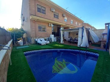 Maison mitoyenne avec piscine à vendre à Ugena
