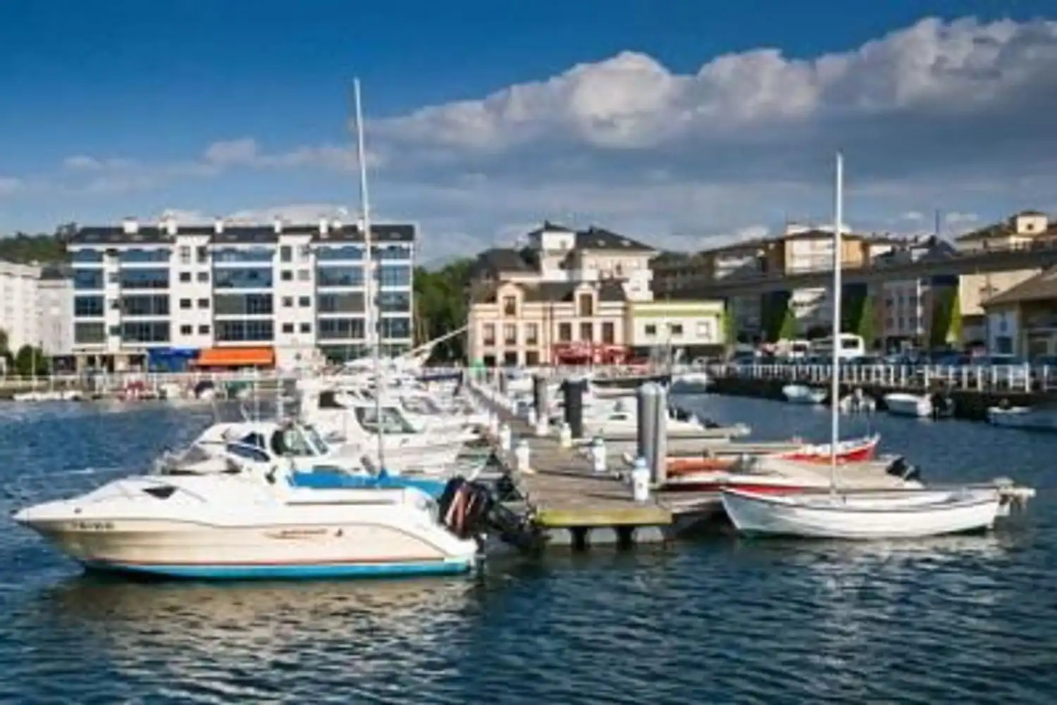 Außenansicht von Residential zum Verkauf in Navia