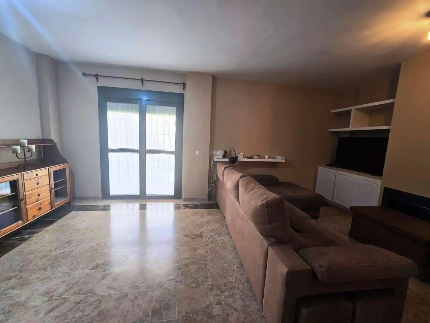 Sala d'estar de Casa adosada en venda en Bormujos amb Aire condicionat, Terrassa i Piscina comunitària