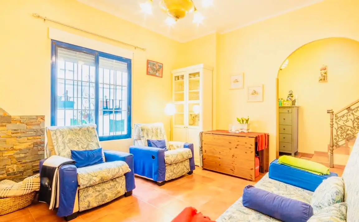 Sala d'estar de Casa adosada en venda en Altea amb Jardí privat i Moblat