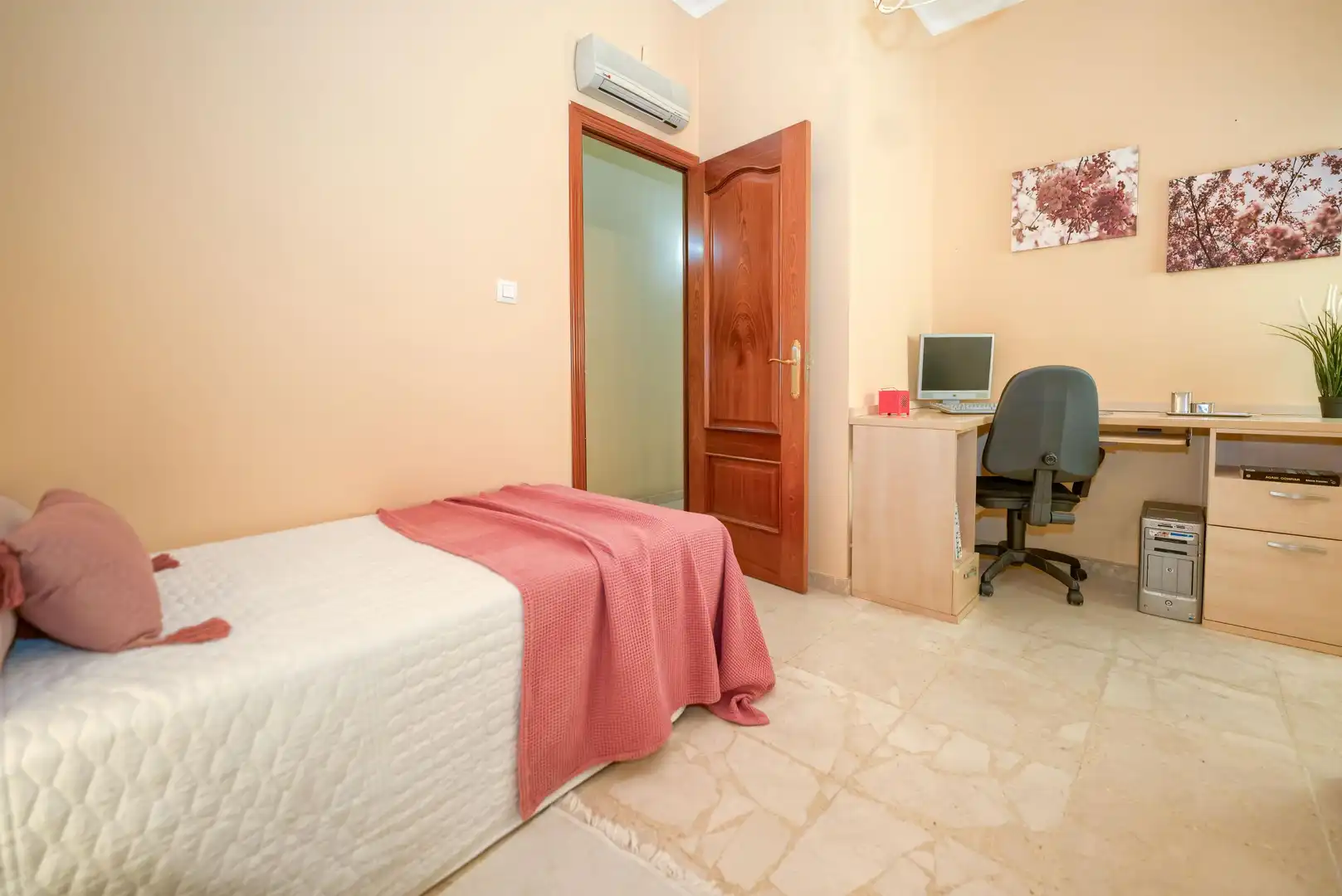 Habitación de Apartamento en venta en Sevilla con Alarma