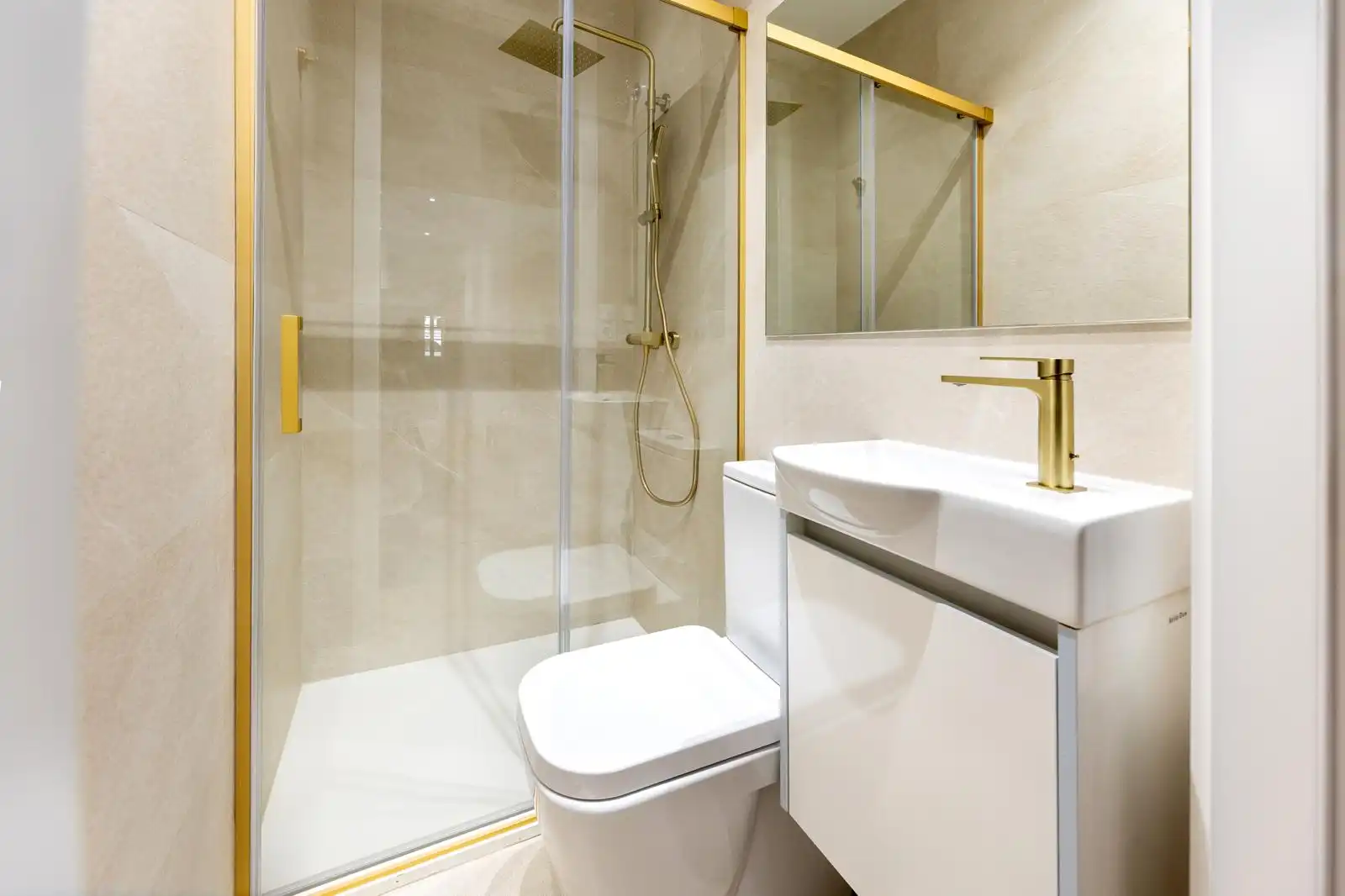 Badezimmer von Wohnungen zur Miete in Granada mit Klimaanlage, Heizung und Parkett