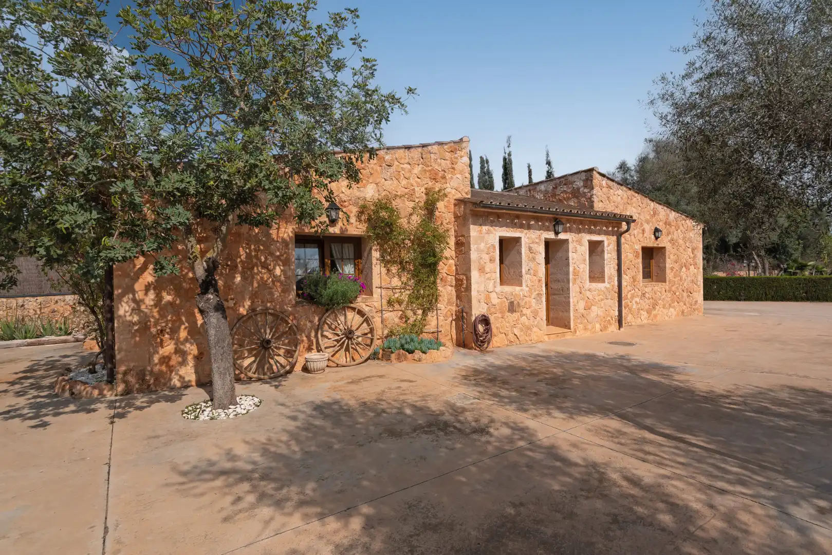 Vista exterior de Finca rústica en venda en Llucmajor amb Aire condicionat, Calefacció i Jardí privat