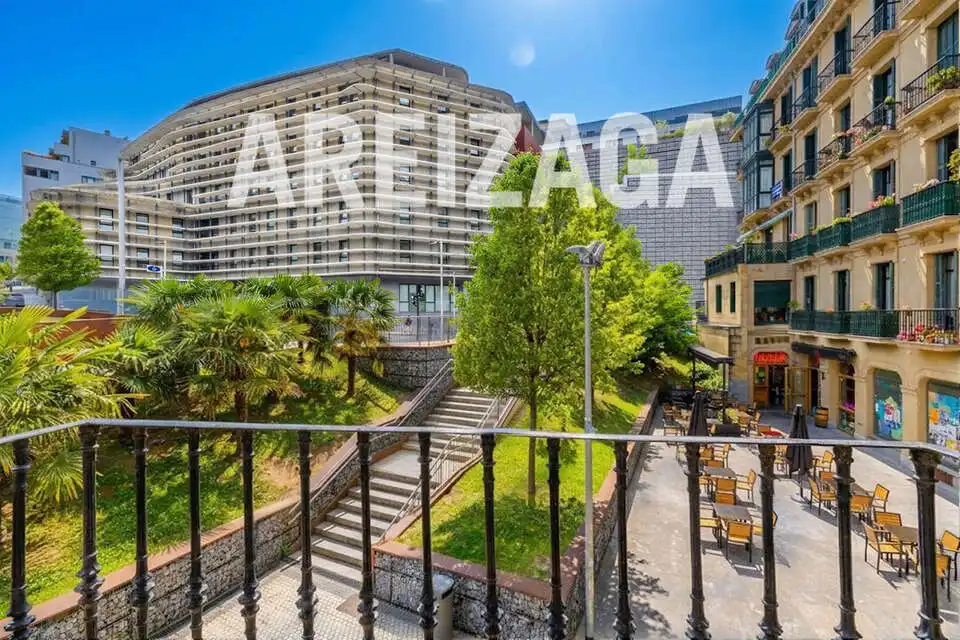 Vista exterior de Piso en venta en Donostia - San Sebastián  con Calefacción y Balcón