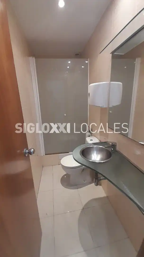 Baño de Local de alquiler en Barcelona con Aire acondicionado