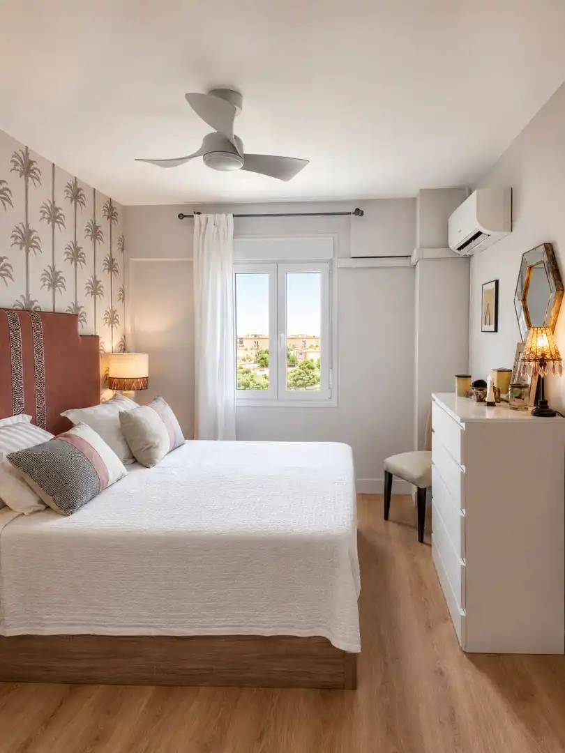 Bedroom of Houses for sale in Sevilla  with Air Conditioner, Parquet flooring and Balcony