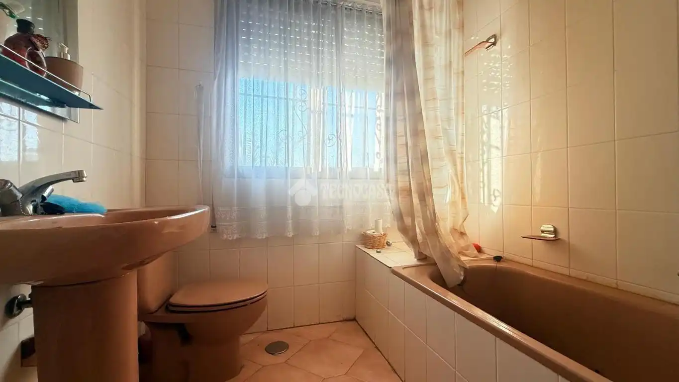 Baño de Casa adosada en venta en Camarena con Calefacción, Trastero y Piscina comunitaria